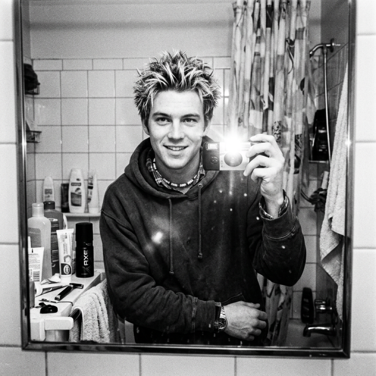 18 Cool 90s Hairstyles for Men Making a Comeback